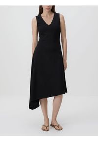 Reserved - Asymetryczna sukienka midi - czarny. Kolor: czarny. Materiał: dzianina, wiskoza. Typ sukienki: asymetryczne. Długość: midi