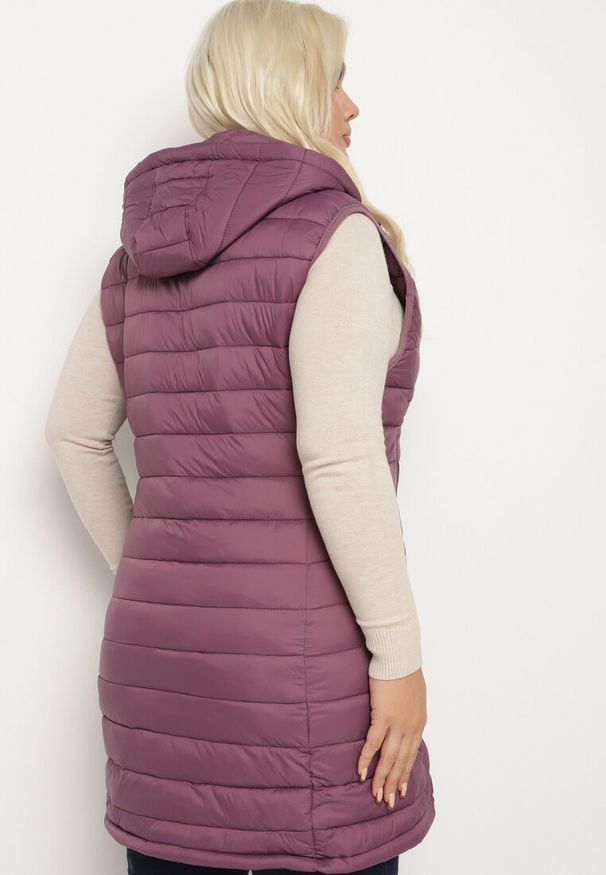 Born2be - Fioletowa Pikowana Kamizelka z Odpinanym Kapturem o Taliowanym Kroju Tinvalia. Okazja: na co dzień. Kolekcja: plus size. Kolor: fioletowy. Materiał: jeans. Styl: casual, klasyczny