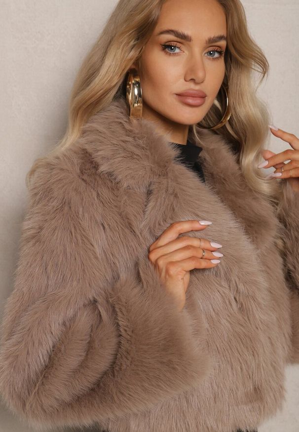 Renee - Beżowa Krótka Kurtka z Futerkiem Zdobiona Szerokim Kołnierzem Tormia. Okazja: na spacer, na co dzień. Kolor: beżowy. Materiał: futro. Długość: krótkie. Wzór: aplikacja. Styl: casual, klasyczny