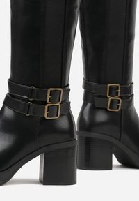 Born2be - Czarne Kozaki na Słupku Zdobione Paskami z Klamrami i Elastyczną Wstawką Unelisa. Okazja: do pracy, na co dzień, na spotkanie biznesowe. Zapięcie: klamry. Kolor: czarny. Materiał: jeans. Wzór: aplikacja. Obcas: na słupku. Styl: casual, elegancki, biznesowy. Wysokość obcasa: średni #5