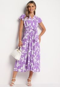 Born2be - Fioletowa Kopertowa Plisowana Sukienka z Gumką i Paskiem w Talii Denevia. Okazja: na co dzień. Kolor: fioletowy. Długość rękawa: krótki rękaw. Typ sukienki: kopertowe. Styl: casual #1