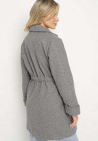 Born2be - Ciemnoszary Płaszcz o Szlafrokowym Kroju z Marszczeniem w Talii i Wiązanym Paskiem Sartissa. Okazja: na co dzień. Kolor: szary. Materiał: jeans. Długość rękawa: długi rękaw. Długość: długie. Styl: casual, elegancki, klasyczny #2