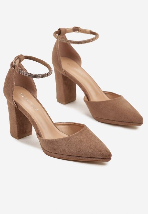 Born2be - Ciemnobeżowe Czółenka z Imitacji Zamszu na Słupku z Noskiem w Szpic Nusadwen. Okazja: na co dzień. Zapięcie: sprzączka. Kolor: beżowy. Materiał: zamsz. Obcas: na słupku. Styl: klasyczny, casual. Wysokość obcasa: średni