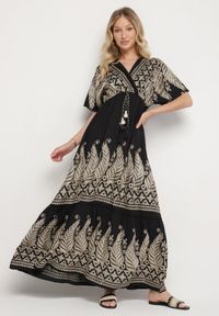 Born2be - Czarna Kopertowa Sukienka z Wiskozy Ozdobiona Frędzlami Redare. Okazja: na co dzień. Typ kołnierza: dekolt w serek. Kolor: czarny. Materiał: wiskoza. Wzór: aplikacja. Typ sukienki: kopertowe. Styl: casual, klasyczny, boho #5