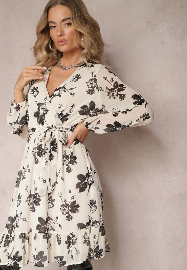 Renee - Biała Rozkloszowana Sukienka Mini w Kwiaty i Gumką w Pasie Elandri. Kolor: biały. Materiał: tkanina. Wzór: kwiaty. Długość: mini