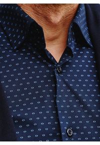 Pako Lorente - PAKO LORENTE – Granatowa koszula męska w mikrowzór. Kolor: niebieski. Materiał: bawełna, elastan. Długość rękawa: długi rękaw. Długość: długie. Sezon: wiosna, lato #9
