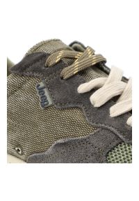 Zielone Sneakersy Jeep Modne Obuwie Męskie. Okazja: na co dzień. Kolor: zielony. Materiał: zamsz, materiał. Szerokość cholewki: normalna. Wzór: moro. Sport: bieganie