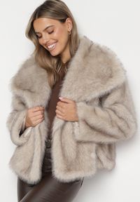 Born2be - Beżowa Futrzana Kurtka z Szerokim Kołnierzem Merionnie. Kolor: beżowy. Materiał: futro. Styl: elegancki