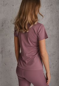 Renee - Fioletowy Klasyczny T-shirt o Gładkim Wykończeniu Rhethine. Kolor: fioletowy. Materiał: jeans, zamsz. Długość: krótkie. Wzór: gładki. Styl: klasyczny #6