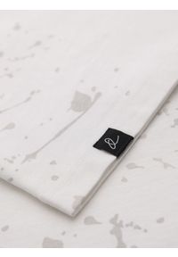 Ombre Clothing - Męski t-shirt z nadrukiem i okrągłym dekoltem – biały V1 - Rozmiar: XL. Okazja: na co dzień. Kolor: biały. Materiał: bawełna, materiał, dzianina. Długość rękawa: krótki rękaw. Długość: krótkie. Wzór: nadruk. Styl: sportowy, casual #6