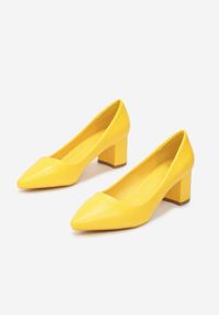 Born2be - Żółte Czółenka Aegiche. Nosek buta: szpiczasty. Kolor: żółty. Wzór: jednolity. Obcas: na obcasie. Styl: elegancki, klasyczny. Wysokość obcasa: średni