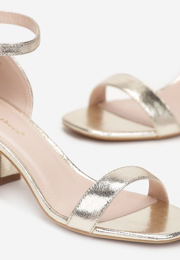 Renee - Złote Gładkie Sandały na Słupkowym Obcasie Saia. Kolor: złoty. Materiał: skóra. Wzór: gładki. Sezon: lato. Obcas: na obcasie. Wysokość obcasa: średni