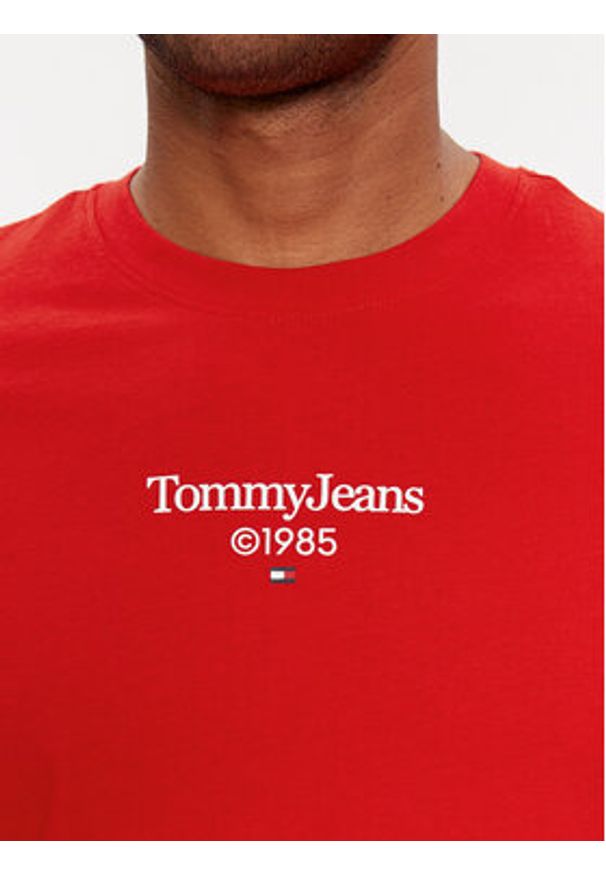 Tommy Jeans T-Shirt 85 Entry DM0DM18569 Czerwony Regular Fit. Kolor: czerwony. Materiał: bawełna