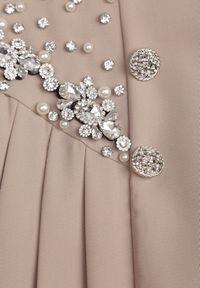 Renee - Beżowe Szorty Spódnica Ozdobione Guzikami Perłami i Cyrkoniami Zapinane na Ukryty Suwak Pelilla. Kolor: beżowy. Wzór: aplikacja #8