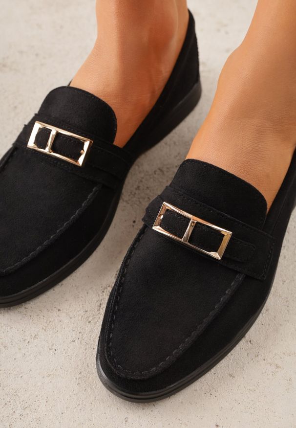 Born2be - Czarne Mokasyny z Prostokątną Metaliczną Ozdobą Aeleorane. Okazja: na co dzień. Kolor: czarny. Materiał: jeans. Wzór: aplikacja. Styl: casual, klasyczny, elegancki