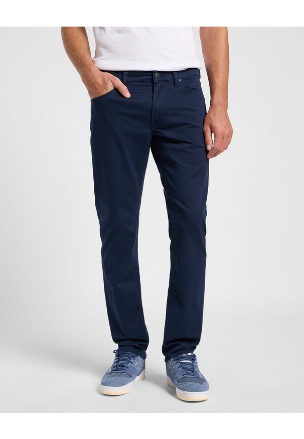 Lee - MESKIE SPODNIE MATERIALOWE LEE DAREN ZIP FLY RIVET NAVY 112363965