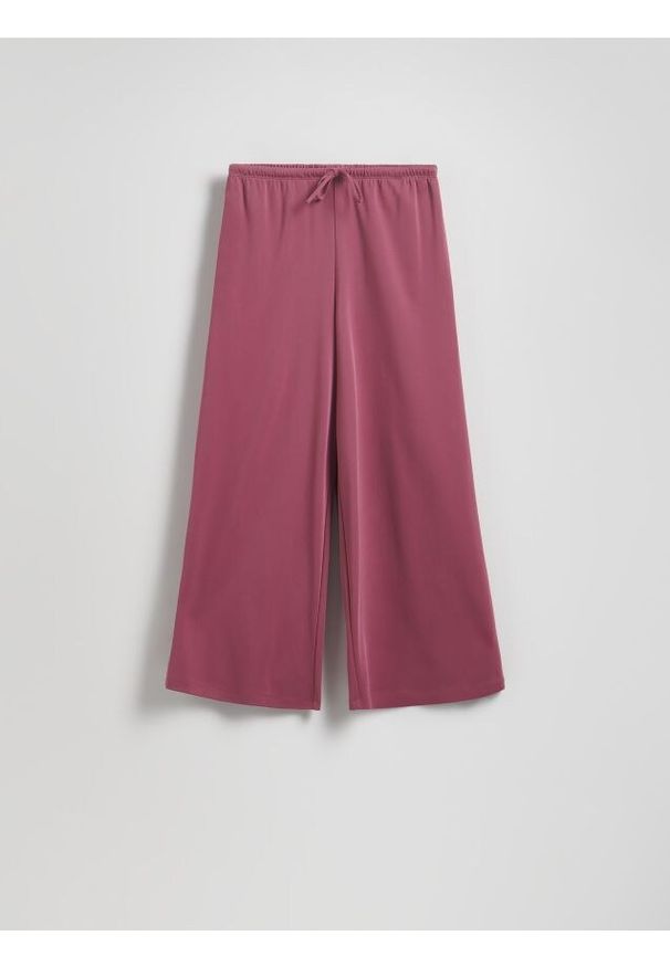 Reserved - Szerokie spodnie z modalem - jasnofioletowy. Kolor: fioletowy. Materiał: dzianina