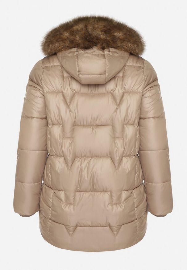 Born2be - Brązowa Kurtka z Pikowanymi Przeszyciami i Kapturem z Futrem Azinga. Okazja: na spacer. Typ kołnierza: golf. Kolekcja: plus size. Kolor: brązowy. Materiał: futro. Styl: elegancki