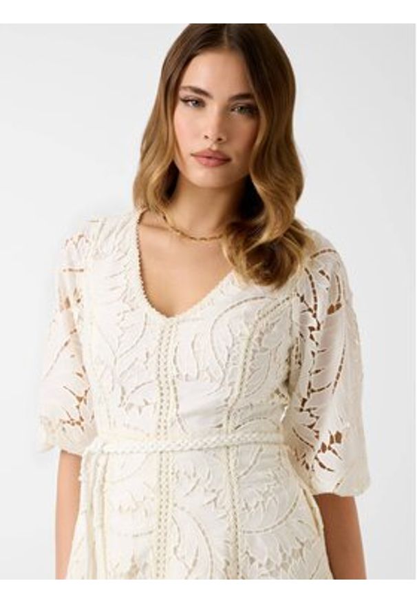 Guess Sukienka codzienna 181239 Biały Classic Fit. Okazja: na co dzień. Kolor: biały. Typ sukienki: proste. Styl: casual