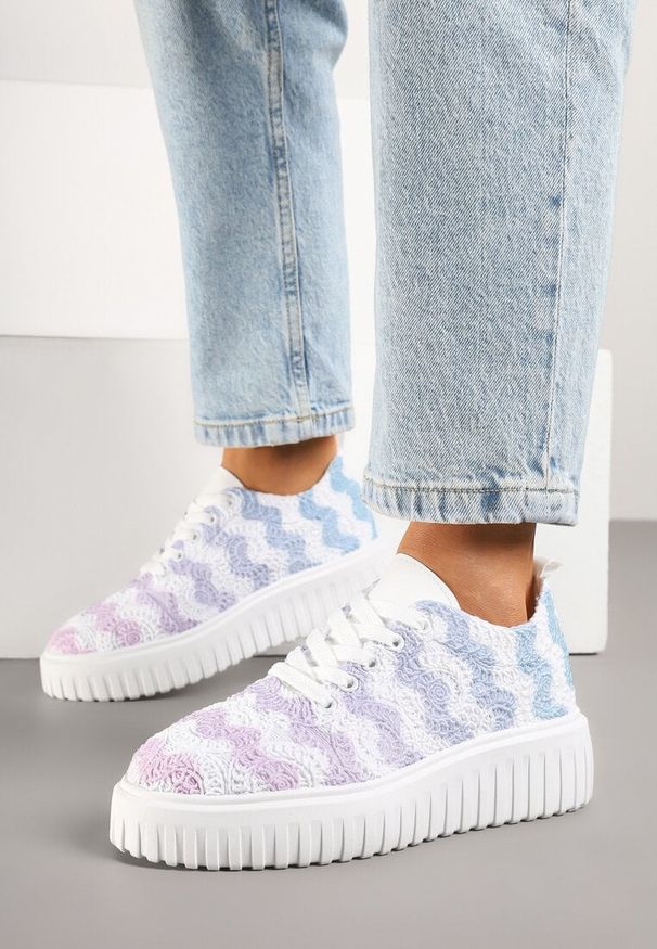 Renee - Biało-Niebieskie Ażurowe Sneakersy na Platformie Ellisara. Kolor: biały. Wzór: ażurowy. Sezon: lato. Obcas: na platformie