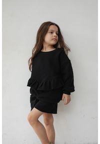 Marsala - MINI bluza oversize z falbanką z dzianiny waflowej w kolorze TOTALLY BLACK - ANGEL-92-98 (2-3). Kolor: czarny. Materiał: dzianina. Długość rękawa: długi rękaw. Długość: długie. Wzór: haft, gładki