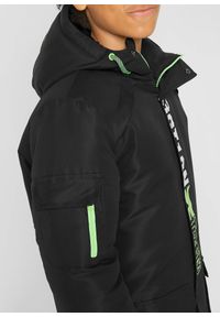 bonprix - Kurtka zimowa z kapturem i sportowymi detalami. Typ kołnierza: kaptur. Kolor: czarny. Wzór: nadruk, napisy. Sezon: zima. Styl: sportowy #2