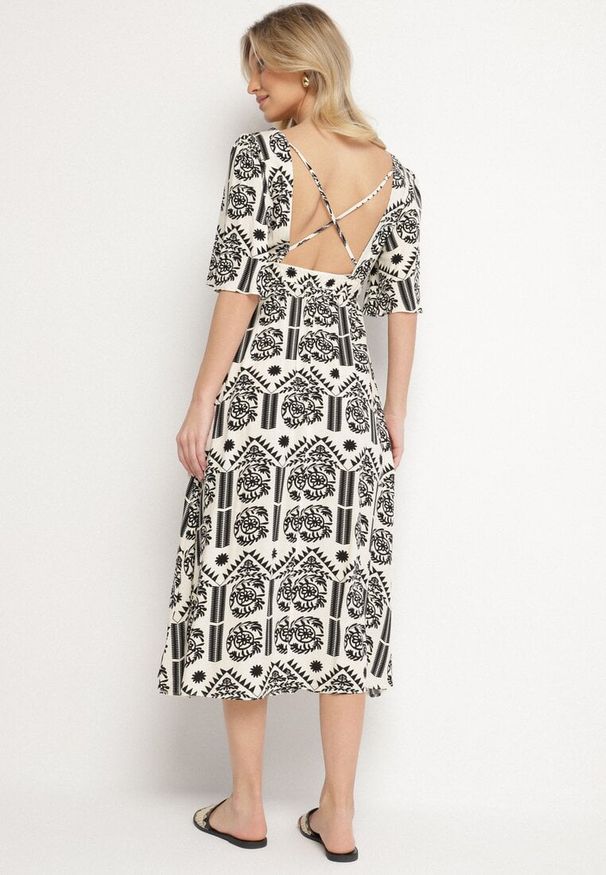 Born2be - Czarno-Kremowa Sukienka Wiskozowa Rozkloszowana z Odkrytymi Plecami w Print Boho Turaisa. Okazja: na co dzień. Typ kołnierza: dekolt w kształcie V. Kolor: czarny. Materiał: wiskoza. Długość rękawa: długi rękaw. Wzór: nadruk. Typ sukienki: rozkloszowane, proste. Styl: boho