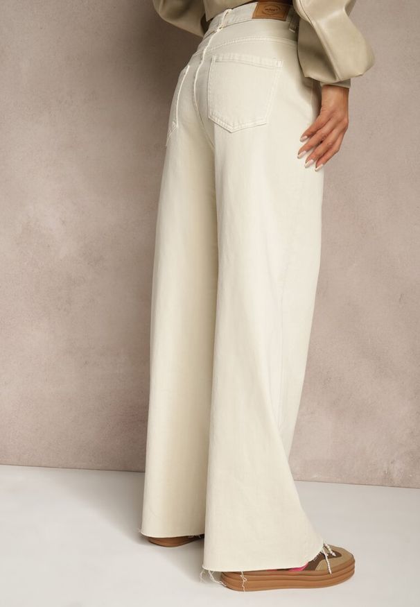 Renee - Jasnobeżowe Jeansy Wide Leg High Waist z Postrzępionymi Krawędziami Brizess. Stan: podwyższony. Kolor: beżowy