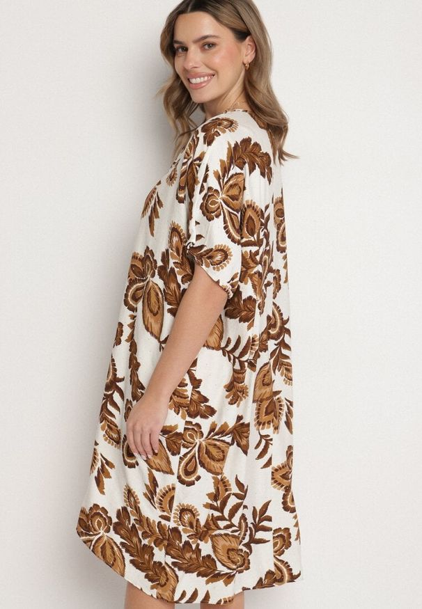 Born2be - Brązowa Sukienka z Lnem i Wiskozą Ozdobiona Cyrkoniami Sadelune. Okazja: na co dzień. Typ kołnierza: dekolt w serek. Kolor: brązowy. Materiał: len, wiskoza. Wzór: aplikacja. Styl: klasyczny, casual, elegancki