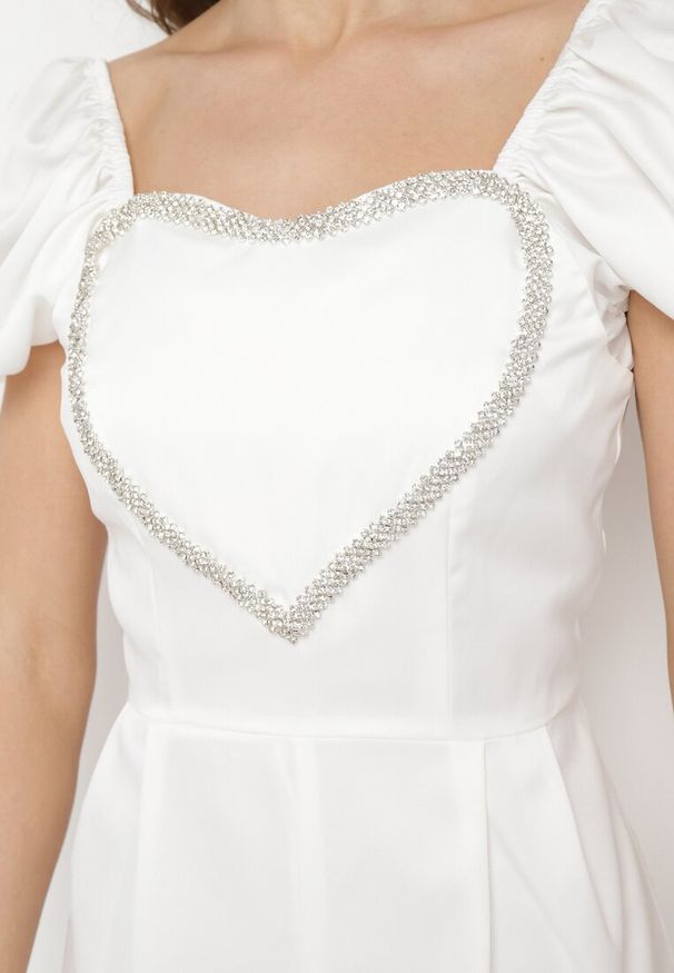 Born2be - Biały Krótki Kombinezon ze Zdobieniem z Cyrkonii w Kształcie Serca Nanthelle. Kolor: biały. Długość: krótkie. Wzór: aplikacja