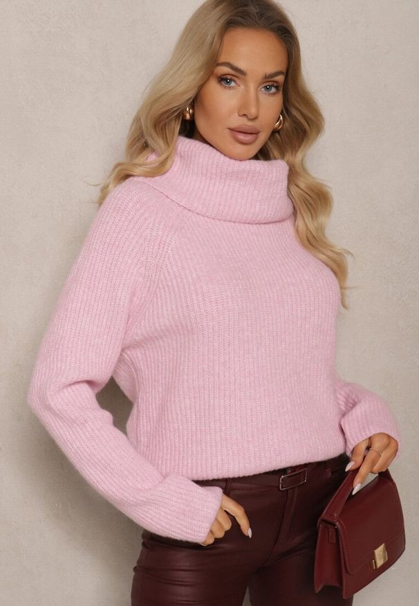 Renee - Różowy Klasyczny Golf z Wełną i Obszernym Kołnierzem Zemilda. Okazja: na co dzień. Typ kołnierza: golf. Kolor: różowy. Materiał: wełna. Długość rękawa: długi rękaw. Długość: długie. Styl: klasyczny
