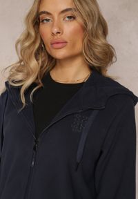 Renee - Granatowa Sportowa Bluza Zapinana na Suwak z Haftowanym Napisem Kelso. Kolor: niebieski. Materiał: bawełna. Wzór: haft, napisy. Styl: sportowy #3