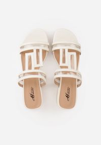 Renee - Białe Klapki Ozdobione Geometrycznym Motywem Nysathei. Okazja: na co dzień. Kolor: biały. Wzór: geometria, aplikacja. Sezon: lato. Styl: casual #3