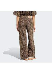 Adidas - adidas Jeansy KA2680 Brązowy Loose Fit. Kolor: brązowy #3