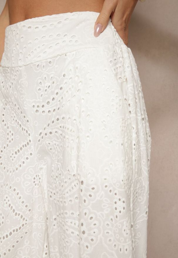 Renee - Białe Ażurowe Spodnie z Bawełny High Waist o Szerokim Kroju Evinassa. Okazja: na co dzień, na spacer. Stan: podwyższony. Kolor: biały. Materiał: bawełna. Wzór: ażurowy. Styl: elegancki, casual