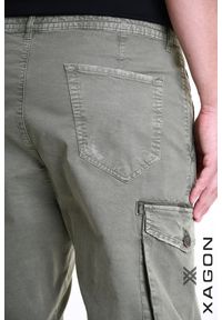 Xagon Spodnie Cargo | P2603 2CR4086 | Mężczyzna | Zielony. Okazja: na co dzień. Kolor: zielony. Materiał: bawełna, elastan. Długość: długie. Wzór: aplikacja. Styl: casual #6