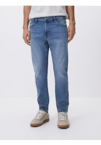 Reserved - Jeansy carrot slim z efektem sprania - niebieski. Kolor: niebieski