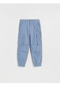 Reserved - Spodnie cargo z łańcuchem - jasnoniebieski. Kolor: niebieski. Materiał: bawełna, tkanina #1