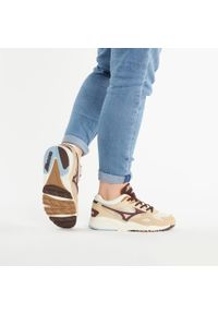 Buty Mizuno Sky Medal S. Kolor: beżowy. Styl: sportowy. Sport: turystyka piesza