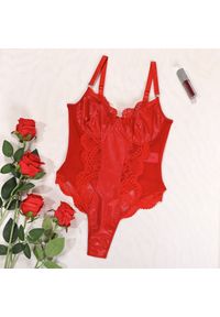 Intica - Body z wycięciem na miseczkach na romantyczne wieczory Adelind. Kolor: czerwony. Materiał: materiał