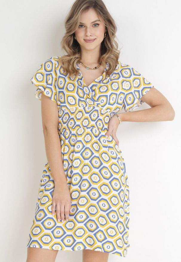 Born2be - Żółta Sukienka Mini z Wiskozy z Gumką w Pasie i Kopertowym Dekoltem Karisa. Kolor: żółty. Materiał: wiskoza. Długość rękawa: krótki rękaw. Sezon: wiosna, lato. Typ sukienki: kopertowe. Długość: mini