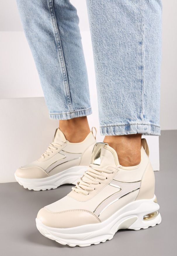 Renee - Beżowe Sneakersy na Koturnie Ozdobione Metalicznym Wykończeniem Vliraya. Okazja: na co dzień. Kolor: beżowy. Materiał: jeans. Wzór: aplikacja. Sezon: lato, wiosna. Obcas: na koturnie