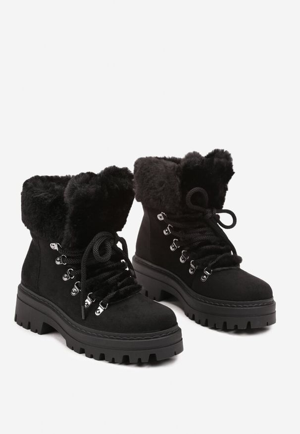 Born2be - Czarne Traperki na Tłoczonej Podeszwie Ozdobione Futerkiem Taiva. Okazja: na co dzień. Kolor: czarny. Materiał: futro. Wzór: aplikacja. Obcas: na płaskiej podeszwie. Styl: casual