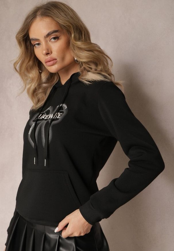Renee - Czarna Bluza Wykończona Polarem z Nadrukiem i Kapturem Nimba. Kolor: czarny. Materiał: polar. Wzór: nadruk