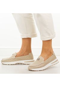 eVento - Beżowe ażurowe skórzane mokasyny damskie Evento 8663. Okazja: na co dzień, na spacer. Nosek buta: okrągły. Zapięcie: bez zapięcia. Kolor: beżowy. Szerokość cholewki: normalna. Wzór: ażurowy. Materiał: skóra. Sezon: wiosna, lato, jesień. Styl: casual, klasyczny, elegancki #1