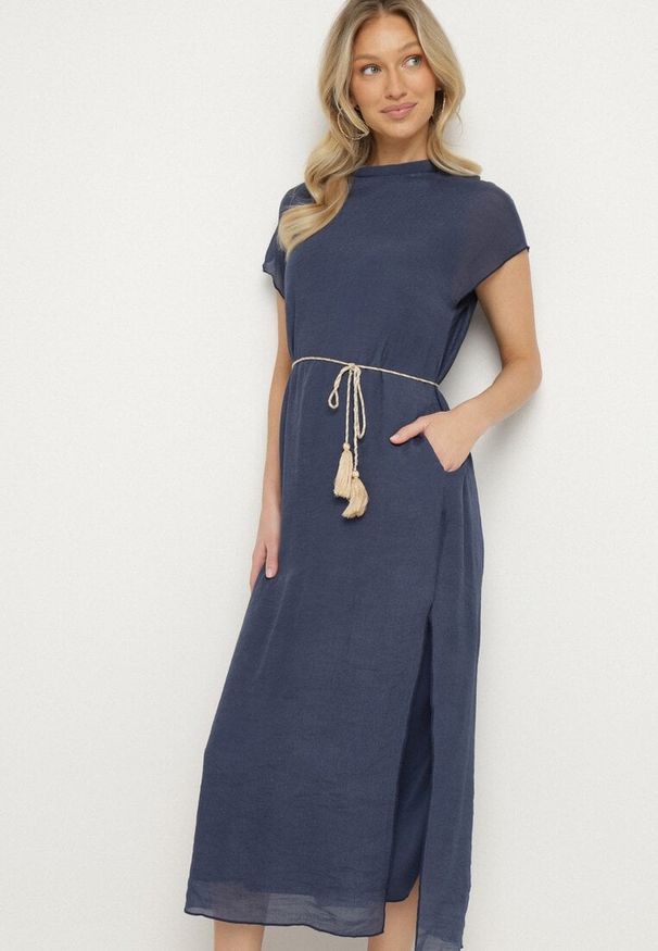 Born2be - Niebieska Sukienka Pudełkowa Ozdobiona Wiązaniem Napelira. Okazja: na co dzień. Kolor: niebieski. Materiał: jeans. Wzór: aplikacja. Styl: klasyczny, elegancki, casual
