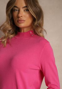 Renee - Fuksjowy Golf o Dopasowanym Kroju Zdobiony Minimalistycznymi Aplikacjami Unissa. Okazja: na spacer. Typ kołnierza: golf. Kolor: różowy. Materiał: jeans. Wzór: aplikacja. Styl: elegancki, klasyczny