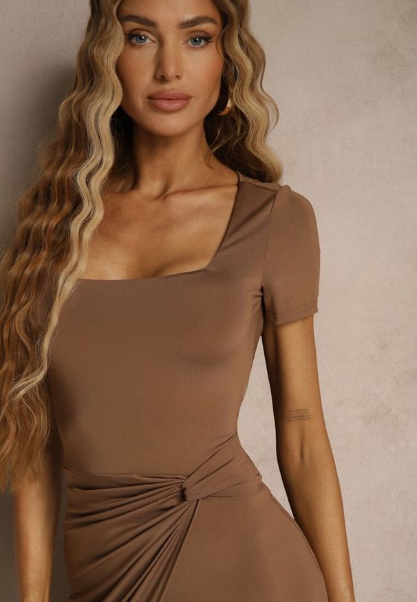 Renee - Brązowa Sukienka z Wiskozą Ozdobiona Marszczeniem i Rozcięciem na Nogę Milanorea. Kolor: brązowy. Materiał: wiskoza. Wzór: aplikacja