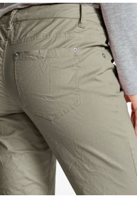 Spodnie z bawełny ze stretchem z efektem kreszowania bonprix oliwkowy. Kolor: zielony. Materiał: bawełna #7