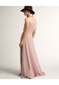 GOLDEN GOOSE - Bawełniana sukienka maxi "Elena ". Kolor: różowy, wielokolorowy, fioletowy. Materiał: bawełna. Długość rękawa: na ramiączkach. Wzór: napisy. Typ sukienki: rozkloszowane. Długość: maxi #4